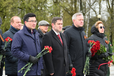 На Пискаревском мемориале почтили память блокадников и защитников Ленинграда