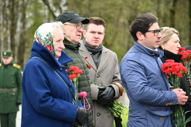 На Пискаревском мемориале почтили память блокадников и защитников Ленинграда