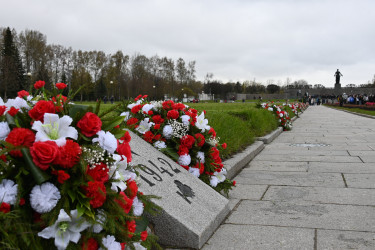 На Пискаревском мемориале почтили память блокадников и защитников Ленинграда
