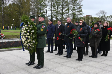 На Пискаревском мемориале почтили память блокадников и защитников Ленинграда