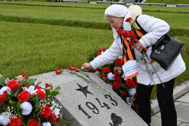 На Пискаревском мемориале почтили память блокадников и защитников Ленинграда