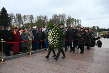 На Пискаревском мемориале почтили память блокадников и защитников Ленинграда