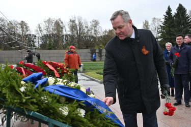 На Пискаревском мемориале почтили память блокадников и защитников Ленинграда