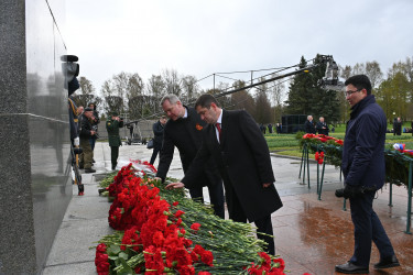 На Пискаревском мемориале почтили память блокадников и защитников Ленинграда