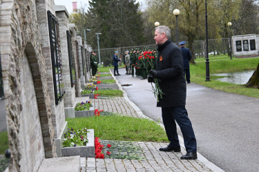 На Пискаревском мемориале почтили память блокадников и защитников Ленинграда