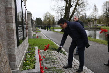На Пискаревском мемориале почтили память блокадников и защитников Ленинграда