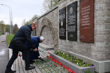 На Пискаревском мемориале почтили память блокадников и защитников Ленинграда