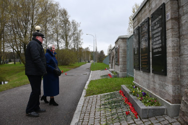 На Пискаревском мемориале почтили память блокадников и защитников Ленинграда