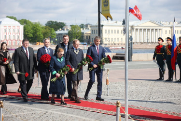 Возложение цветов в День Санкт-Петербурга. 27 мая 2025