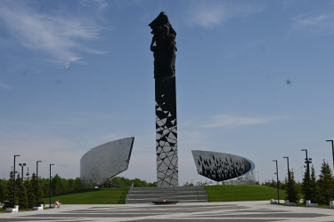Возложение цветов на мемориале в Гатчине. 29 мая 2025