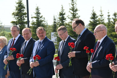 Возложение цветов на мемориале в Гатчине. 29 мая 2025