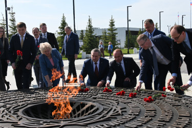 Возложение цветов на мемориале в Гатчине. 29 мая 2025