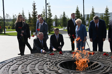 Возложение цветов на мемориале в Гатчине. 29 мая 2025