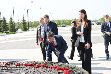 Возложение цветов на мемориале в Гатчине. 29 мая 2025