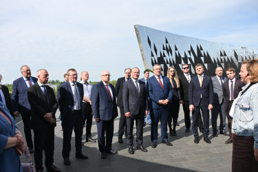 Возложение цветов на мемориале в Гатчине. 29 мая 2025