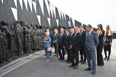 Возложение цветов на мемориале в Гатчине. 29 мая 2025