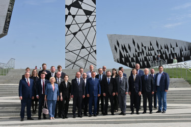 Возложение цветов на мемориале в Гатчине. 29 мая 2025