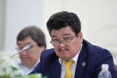 Как развивается парламентаризм: обсудили на круглом столе в Бишкеке