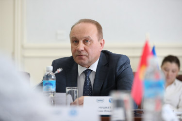 Как развивается парламентаризм: обсудили на круглом столе в Бишкеке