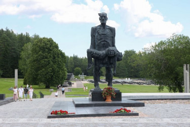 Дети Содружества на мемориале 