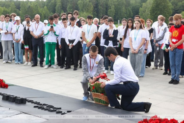 Дети Содружества на мемориале 