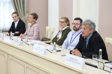 Выпускники российских вузов, редкая лексика, театры и кино: в Таврическом дворце проходит конференция по русскому языку