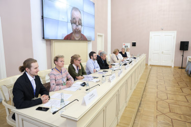 Выпускники российских вузов, редкая лексика, театры и кино: в Таврическом дворце проходит конференция по русскому языку