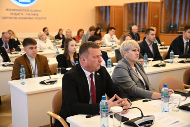 Научный суверенитет, инновации в профобразовании и новые смыслы в обучении для креативной экономики обсудили в Таврическом дворце