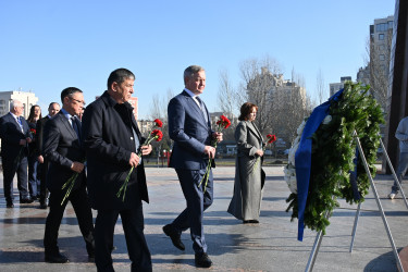 Парламентарии стран Содружества возложили цветы к Мемориалу Победы в Бишкеке