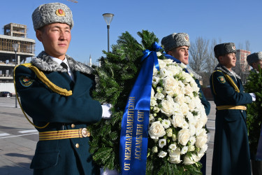 Парламентарии стран Содружества возложили цветы к Мемориалу Победы в Бишкеке
