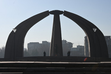 Парламентарии стран Содружества возложили цветы к Мемориалу Победы в Бишкеке