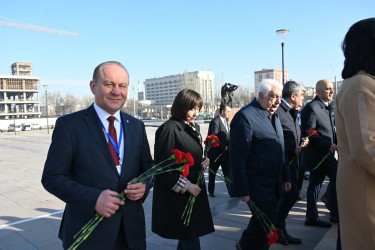 Парламентарии стран Содружества возложили цветы к Мемориалу Победы в Бишкеке