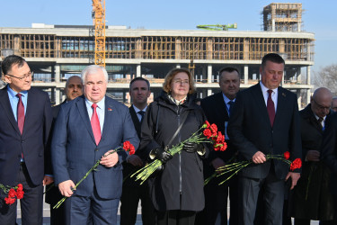 Парламентарии стран Содружества возложили цветы к Мемориалу Победы в Бишкеке