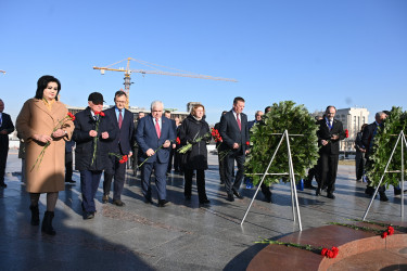 Парламентарии стран Содружества возложили цветы к Мемориалу Победы в Бишкеке