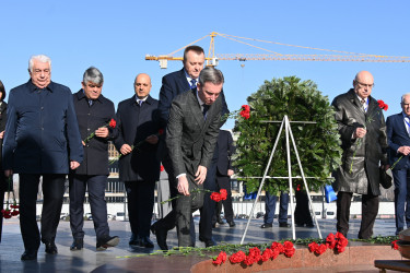 Парламентарии стран Содружества возложили цветы к Мемориалу Победы в Бишкеке