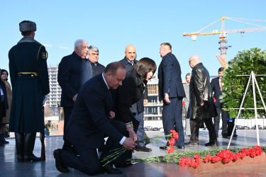 Парламентарии стран Содружества возложили цветы к Мемориалу Победы в Бишкеке