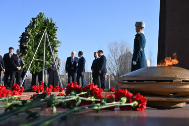 Парламентарии стран Содружества возложили цветы к Мемориалу Победы в Бишкеке