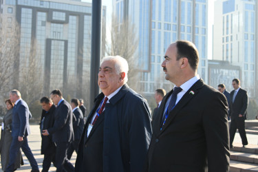 Парламентарии стран Содружества возложили цветы к Мемориалу Победы в Бишкеке