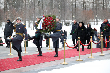 На Пискаревском мемориале состоялась траурная церемония в честь 82-летия освобождения Ленинграда от блокады