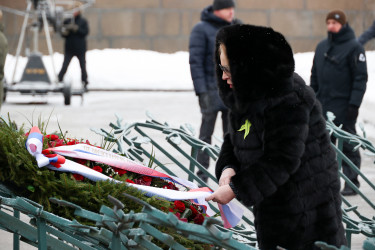 На Пискаревском мемориале состоялась траурная церемония в честь 82-летия освобождения Ленинграда от блокады