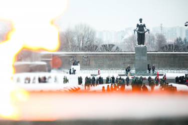 На Пискаревском мемориале состоялась траурная церемония в честь 82-летия освобождения Ленинграда от блокады