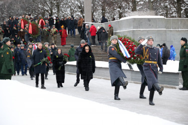 На Пискаревском мемориале состоялась траурная церемония в честь 82-летия освобождения Ленинграда от блокады