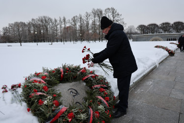 На Пискаревском мемориале состоялась траурная церемония в честь 82-летия освобождения Ленинграда от блокады