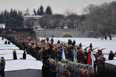 На Пискаревском мемориале состоялась траурная церемония в честь 82-летия освобождения Ленинграда от блокады