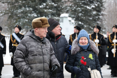 На Пискаревском мемориале состоялась траурная церемония в честь 82-летия освобождения Ленинграда от блокады