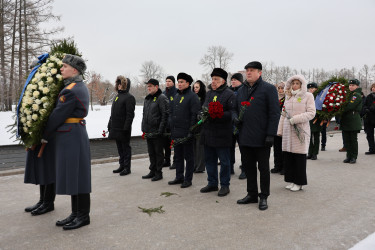 На Пискаревском мемориале состоялась траурная церемония в честь 82-летия освобождения Ленинграда от блокады