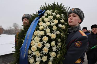 На Пискаревском мемориале состоялась траурная церемония в честь 82-летия освобождения Ленинграда от блокады