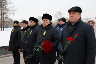 На Пискаревском мемориале состоялась траурная церемония в честь 82-летия освобождения Ленинграда от блокады