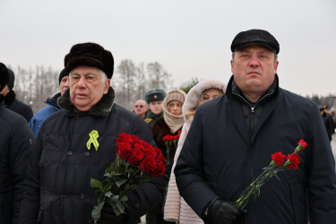 На Пискаревском мемориале состоялась траурная церемония в честь 82-летия освобождения Ленинграда от блокады