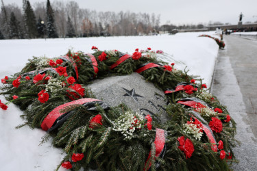 На Пискаревском мемориале состоялась траурная церемония в честь 82-летия освобождения Ленинграда от блокады